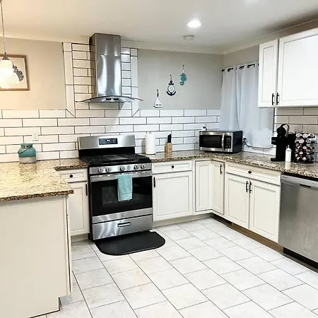 Big, 4 - Bedroom Home With Backyard